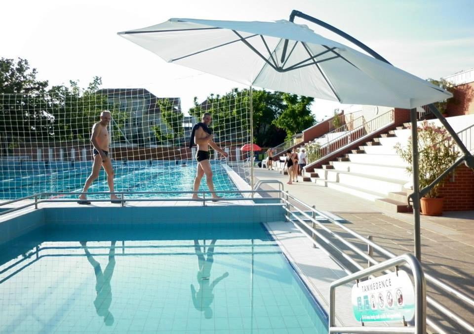 CVSE Clubház és Panzió Cegléd Exterior foto